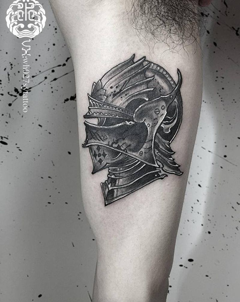 骑士头盔纹身图片_手臂欧美写实骑士头盔纹身图案