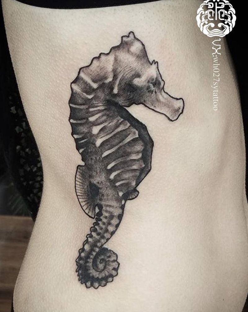 海马纹身图片_腰部欧美写实海马纹身图案