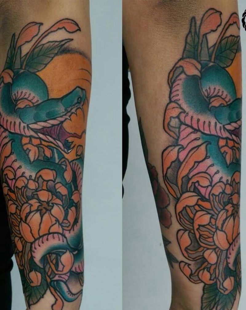 灵蛇暴菊花纹身图片_手臂新传统蛇菊花纹身图案