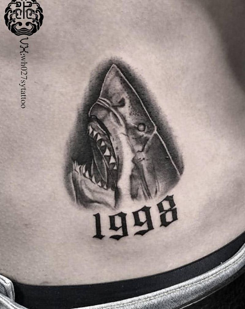 鲨鱼纹身图片_腹部欧美写实鲨鱼纹身图案