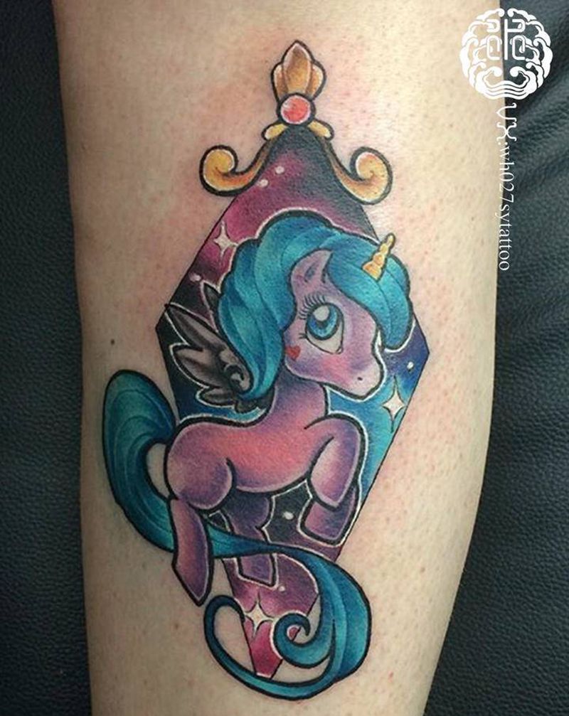独角兽纹身图片_腿部New School独角兽角马马纹身图案