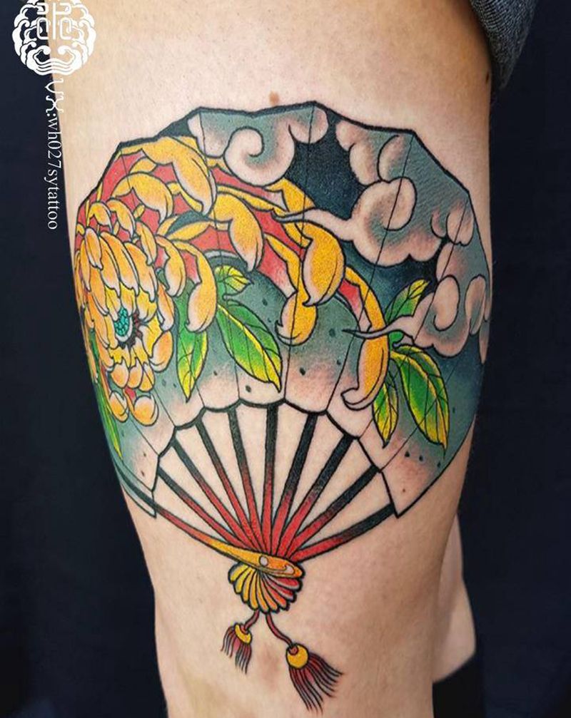 折扇纹身图片_腿部新传统扇子菊花云纹身图案