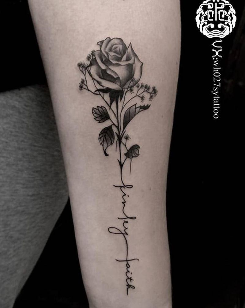 小玫瑰&小字母纹身图片_手臂欧美写实玫瑰纹身图案