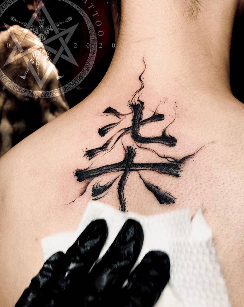 水墨书法纹身图片_颈部背部水墨花体字纹身图案