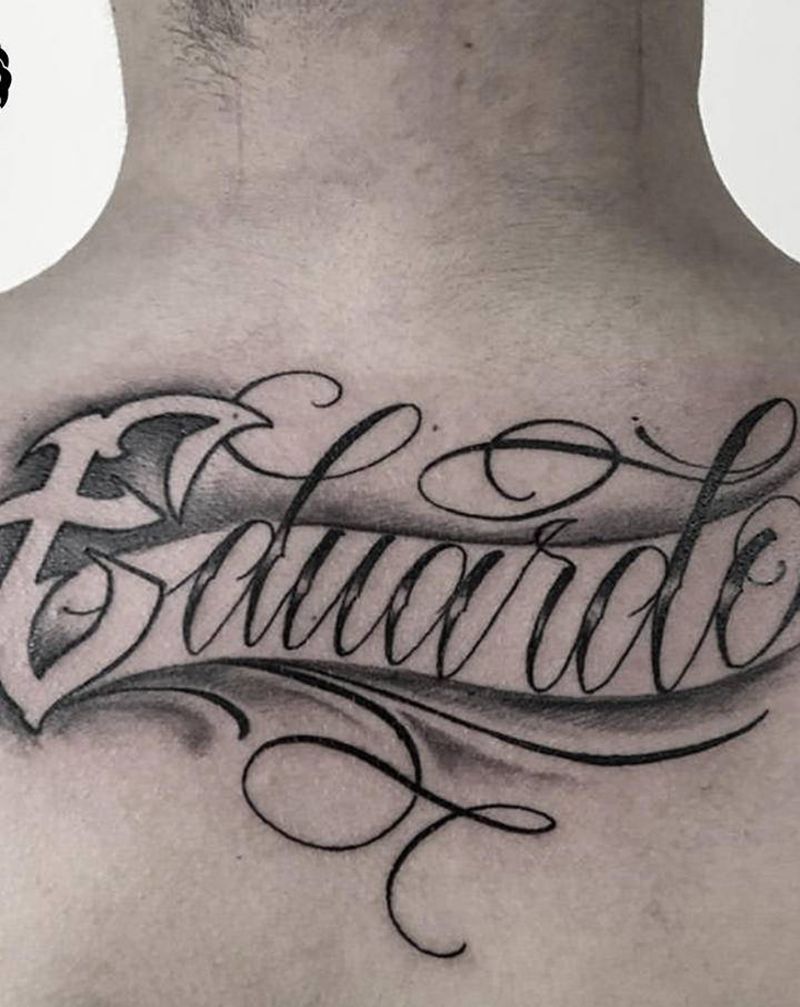 花体字纹身图片_背部花体字纹身图案
