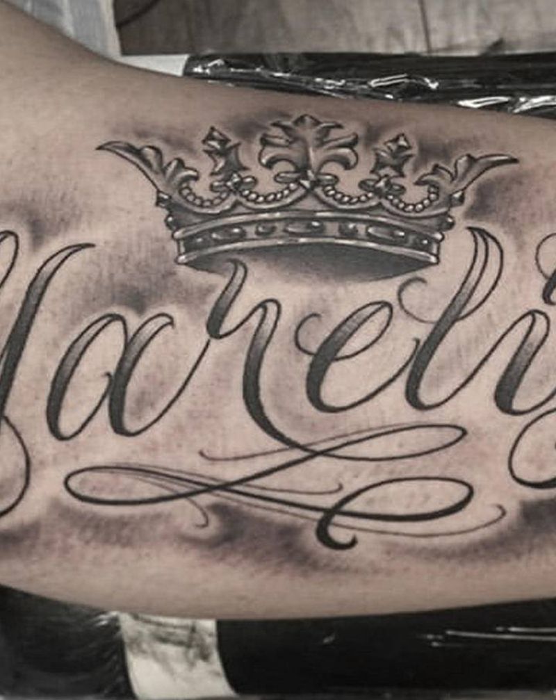 皇冠+花体字纹身图片_手臂欧美写实花体字皇冠纹身图案