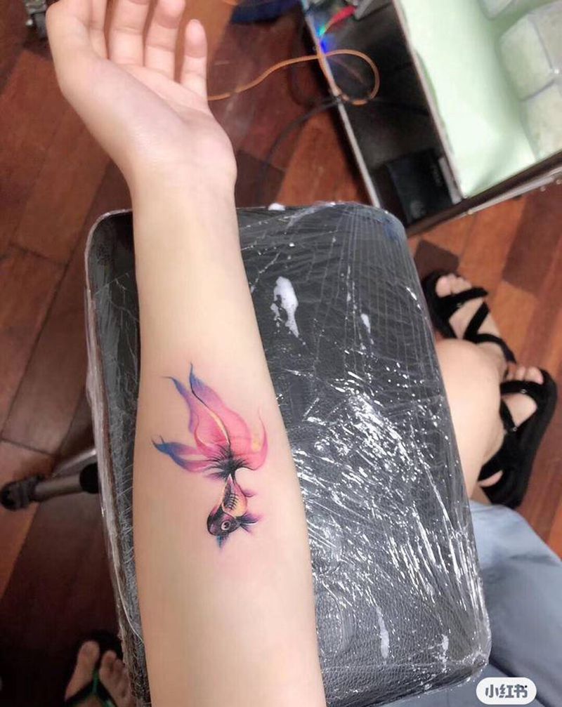 金鱼遮盖纹身图片_手臂欧美写实纹身图案