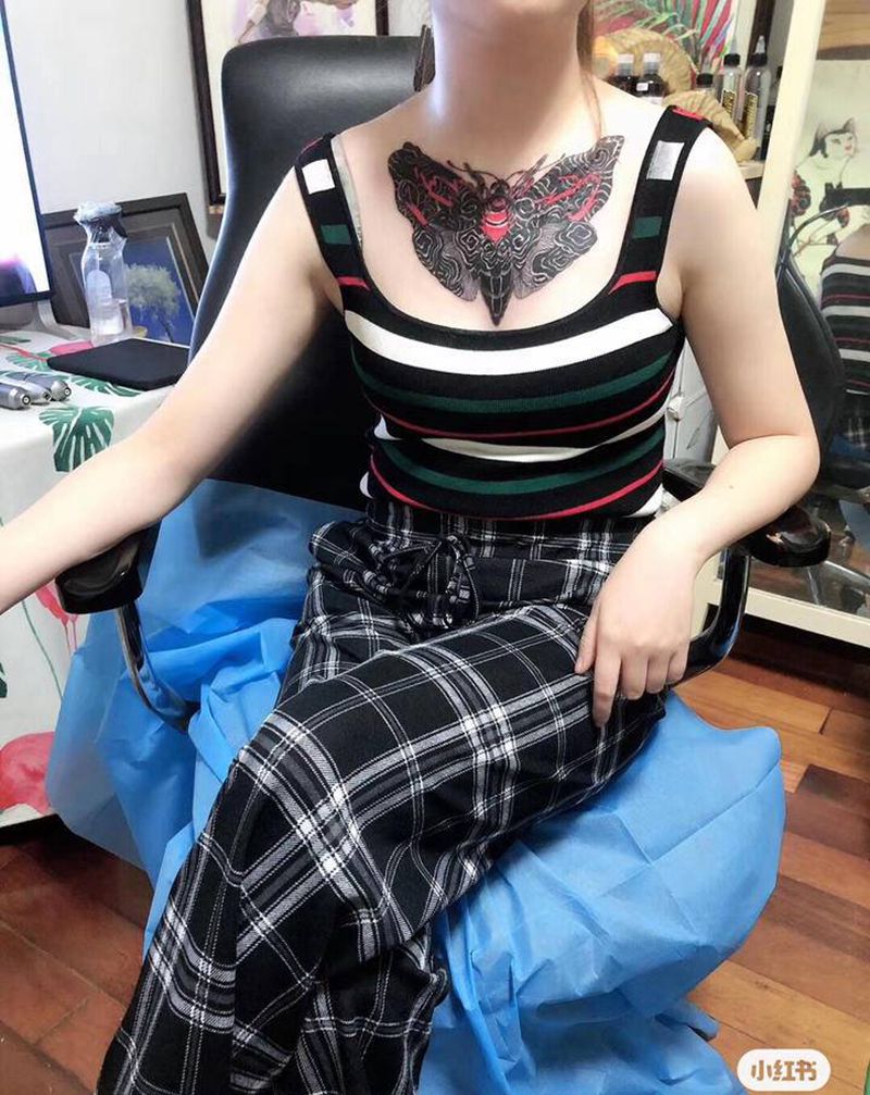 蝴蝶遮盖纹身图片_胸部欧美写实纹身图案