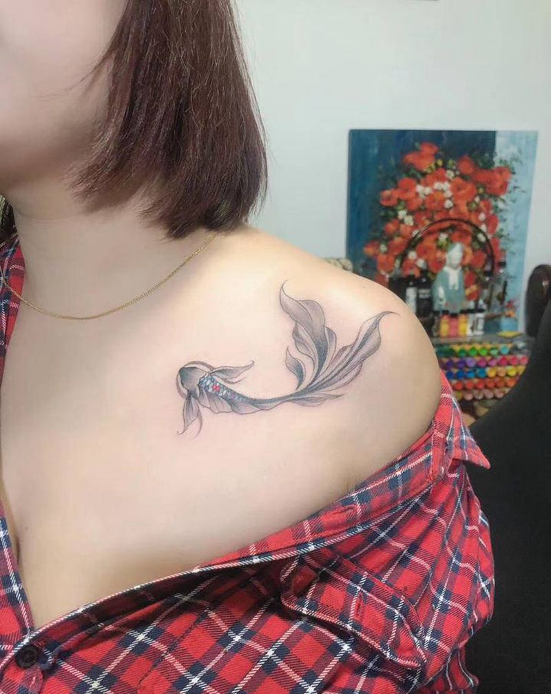 金鱼,锦鲤纹身图片_胸部欧美写实纹身图案