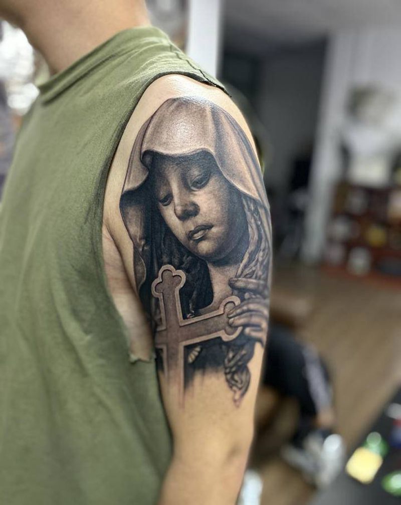 十字架纹身图片_手臂欧美写实纹身图案