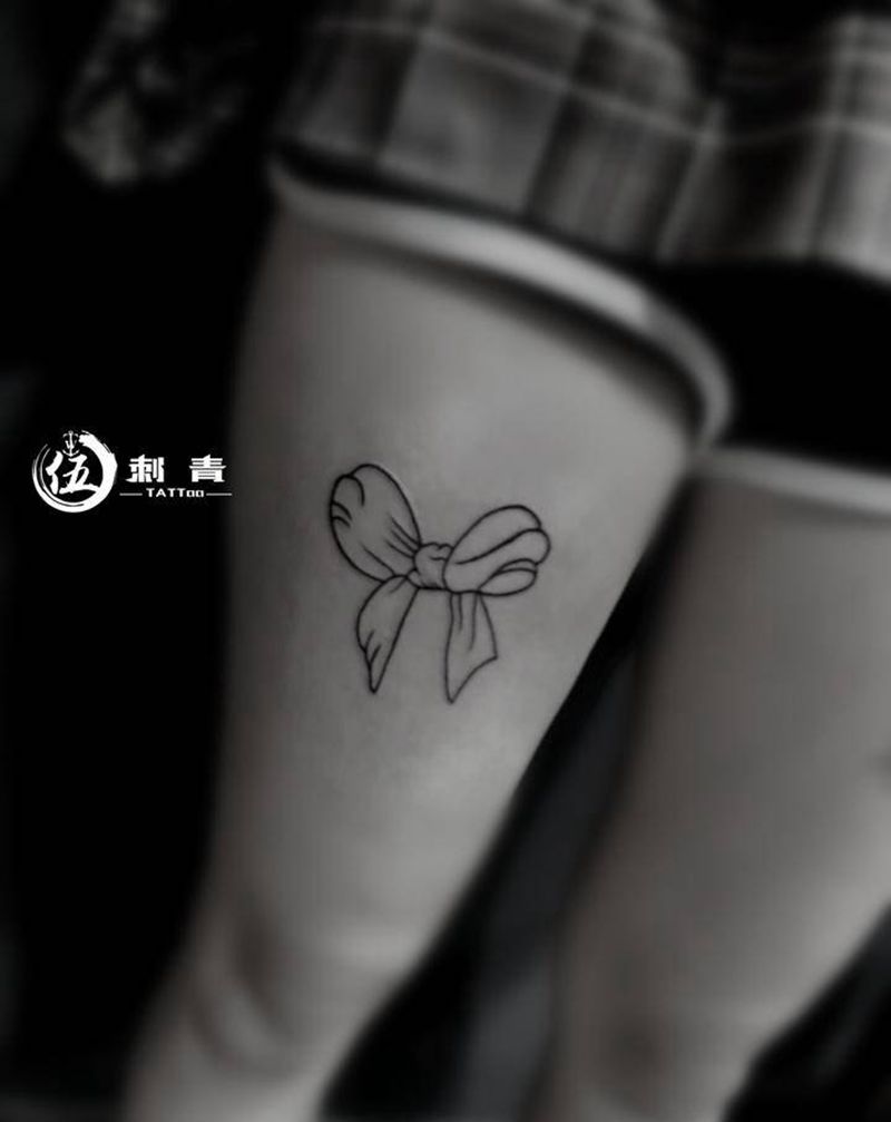 蝴蝶结纹身图片_腿部纹身图案