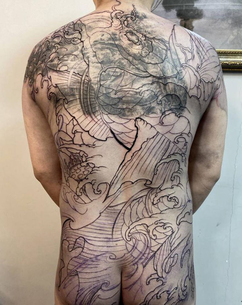 鲤鱼覆盖纹身图片_臀部背部新传统鲤鱼纹身图案