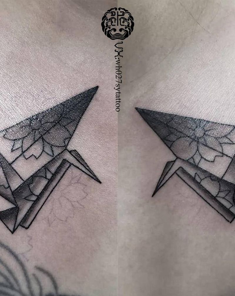 纸鹤纹身图片_胸部欧美写实几何纸鹤纹身图案