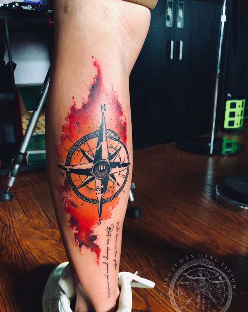 水彩指南针纹身图片_腿部水墨水彩纹身图案