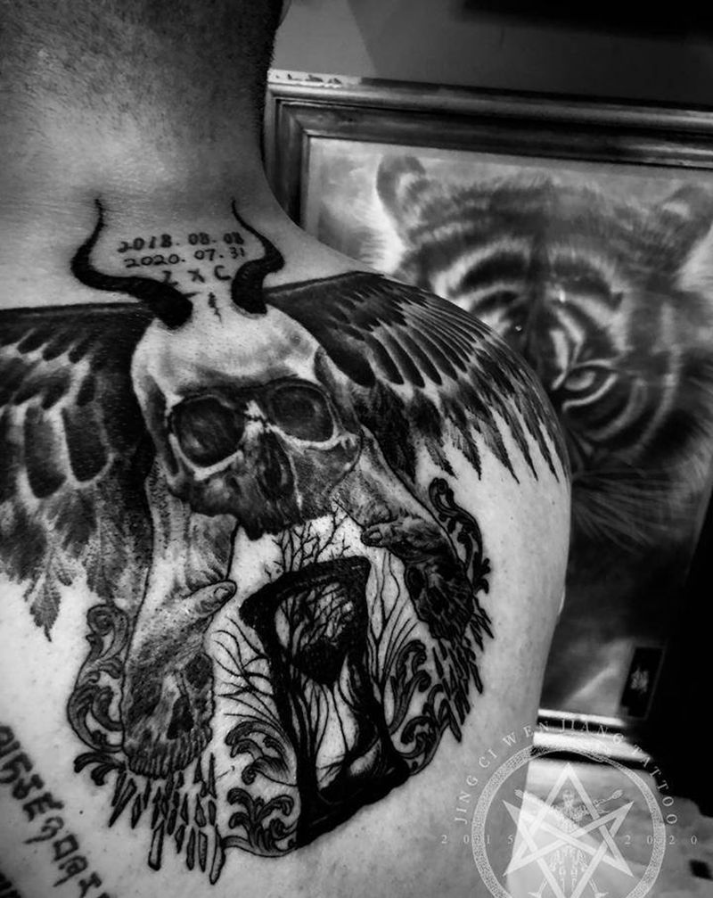 骷纹身图片_背部欧美写实纹身图案