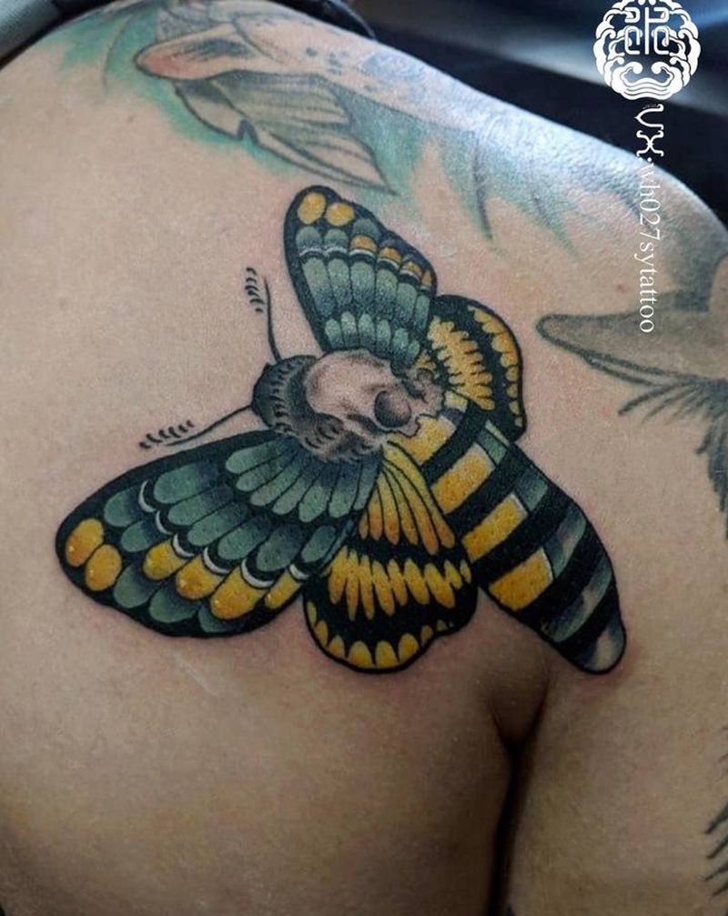 鬼蛾纹身图片_肩部New School鬼蛾蛾纹身图案