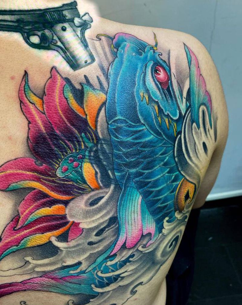 遮盖纹身图片_背部肩部新传统水彩鲤鱼遮盖纹身图案