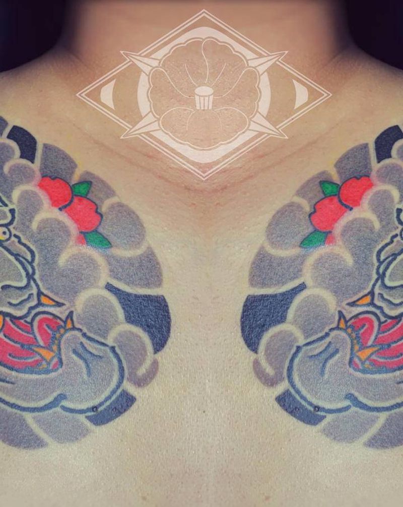 般若·锦鲤纹身图片_胸部手臂老传统新传统般若锦鲤樱花纹身图案