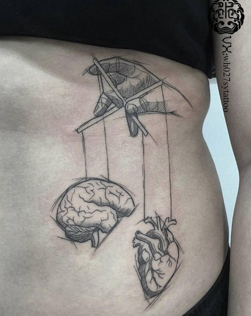 被手控制的心和大脑纹身图片_腹部几何图腾心脏大脑手纹身图案