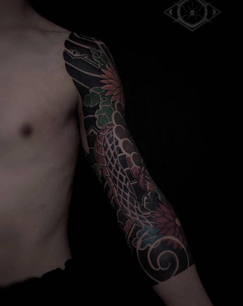 花与蛇纹身图片_手臂肩部老传统新传统蛇 菊花云纹身图案