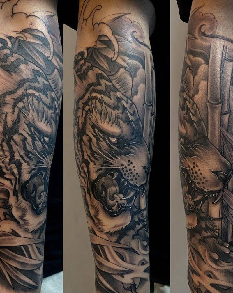 新传统老虎纹身图片_手臂手部新传统欧美写实老虎水浪 竹子纹身图案