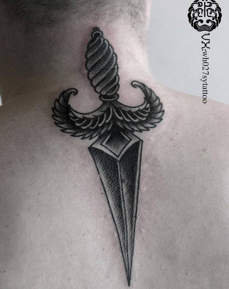 匕首纹身图片_颈部欧美写实匕首翅膀纹身图案