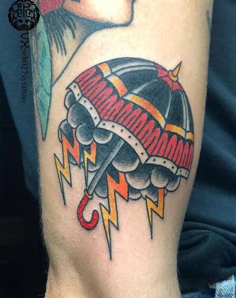 伞纹身图片_手臂Old School伞闪电乌云纹身图案