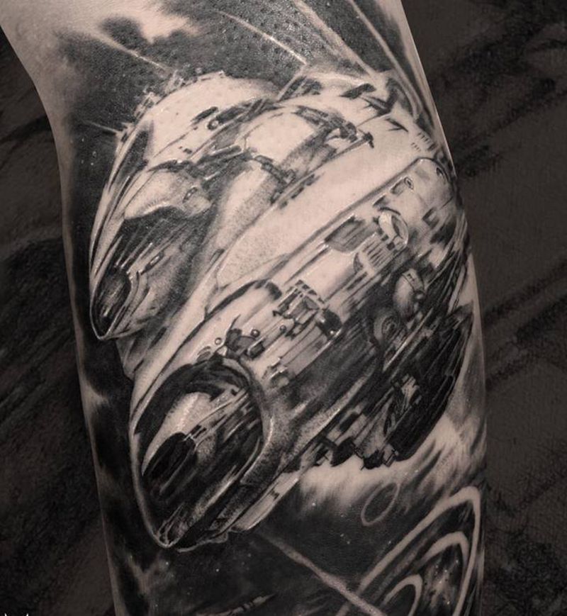 宇宙指南纹身图片_腿部欧美写实黑灰飞船DD纹身图案