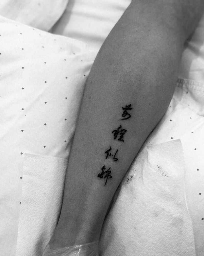 #今工玩活# #耗时1小时50纹身图片_腿部花体字水墨纹身图案