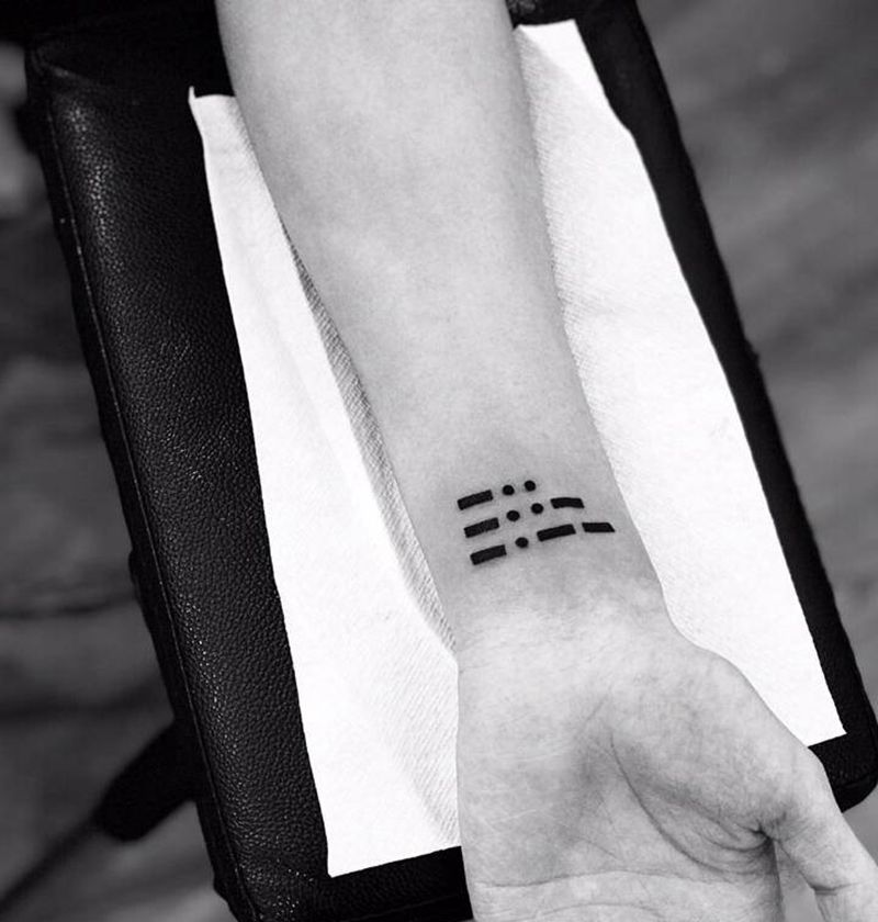 抖音爆火的摩斯密码纹身图片_手部图腾纹身图案