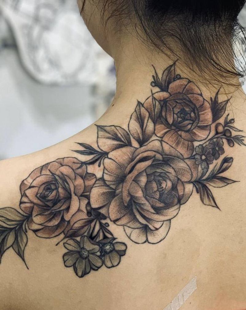 今日作品更新#伤疤遮盖#素花#纹身图片_肩部背部点刺素花纹身图案