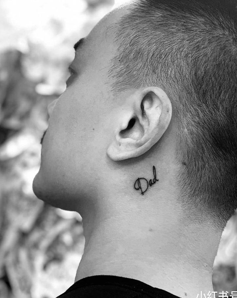 今日作品更新#mom&dad纹身图片_颈部花体字字母纹身图案