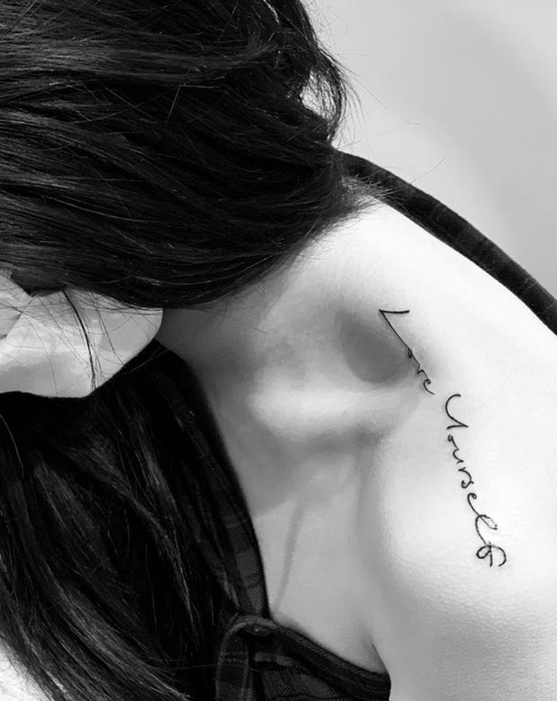 今日作品更新#花体字#爱自己#纹身图片_肩部花体字纹身图案