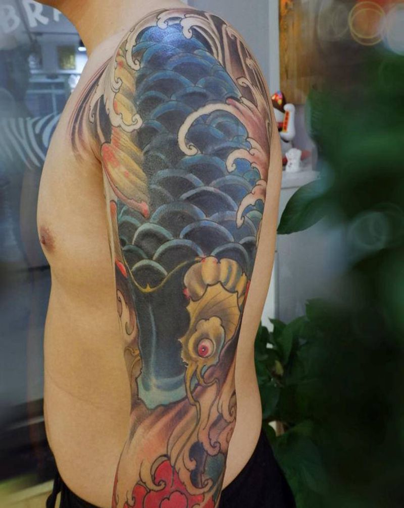 锦鲤花臂纹身图片_手部老传统纹身图案