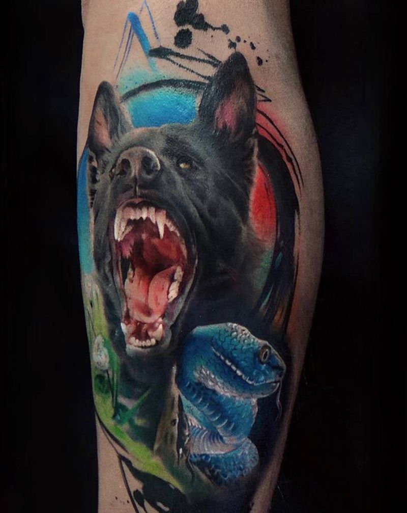 蛇与狗纹身图片_腿部欧美写实纹身图案