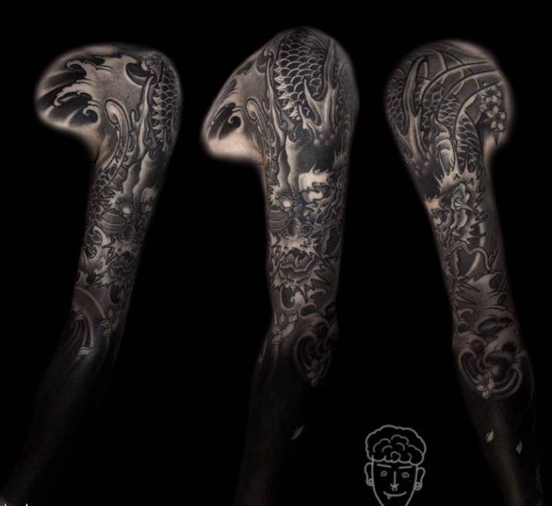 新传统龙黑臂遮盖纹身图片_手臂新传统龙纹身图案