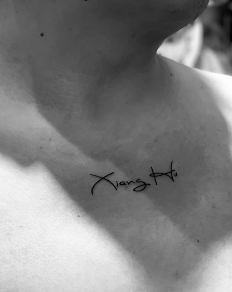 【今日作品更新】 #花体英文纹身图片_胸部花体字纹身图案