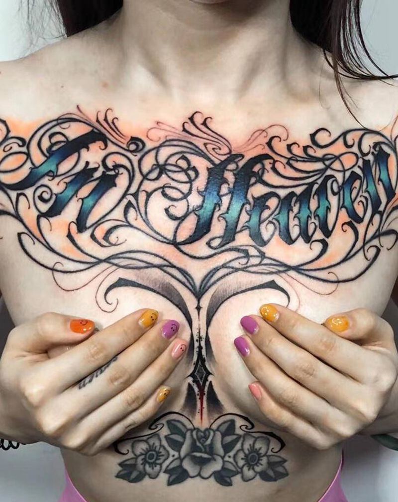 花胸修改纹身图片_胸部花体字纹身图案