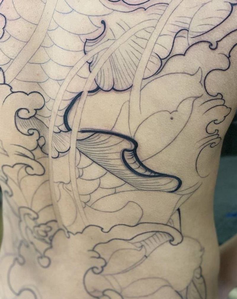 【今日作品更新】 #锦鲤#纹身图片_背部新传统锦鲤漫步纹身图案