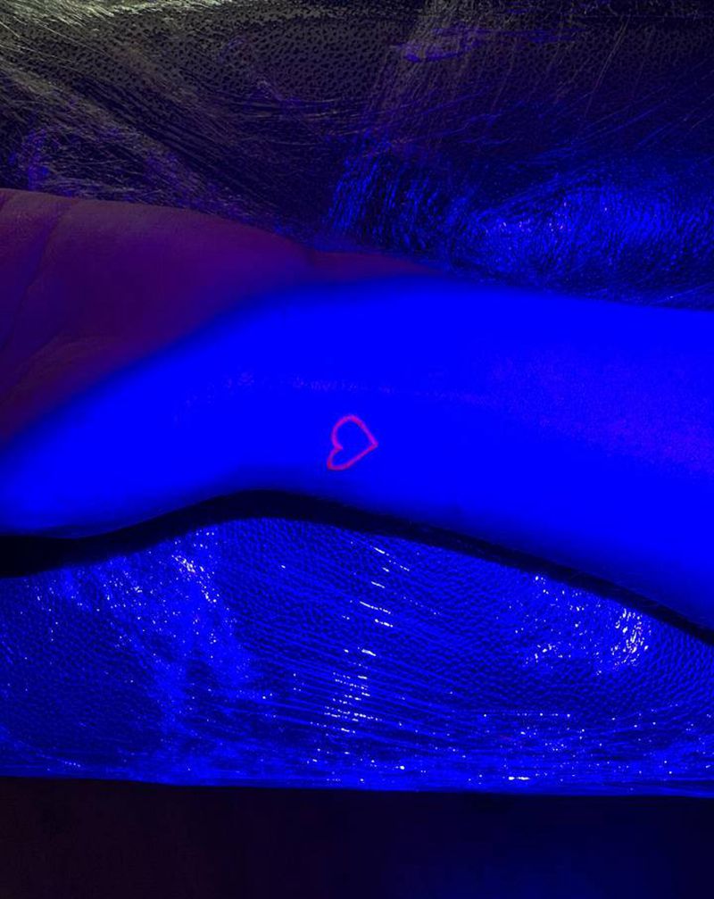 #今日作品更新# #荧光小清新纹身图片_手部几何荧光纹身图案