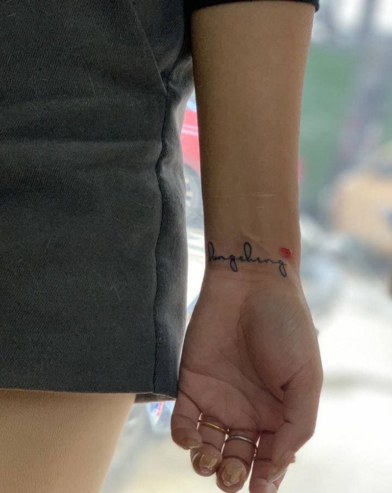 #今日作品更新#花体字小清新#纹身图片_手部花体字荧光纹身图案