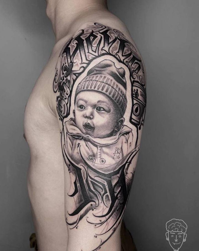 ⚔️ 宝宝肖像纹身纹身图片_手臂欧美写实花体字纹身图案