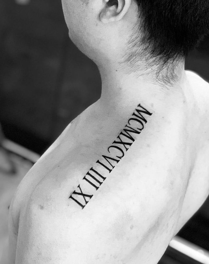 今日作品 #小哥哥自己的生日#纹身图片_肩部花体字纹身图案