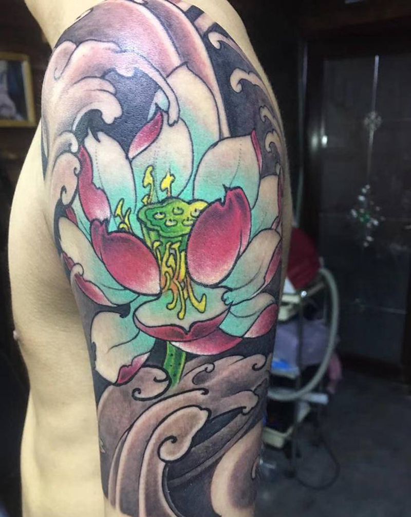 荷花纹身图片_腿部老传统新传统纹身图案