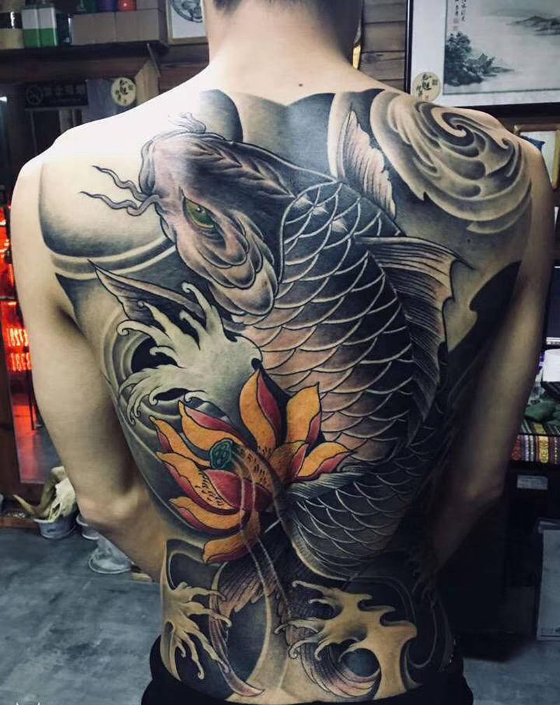传统鲤鱼纹身图片_背部新传统老传统纹身图案
