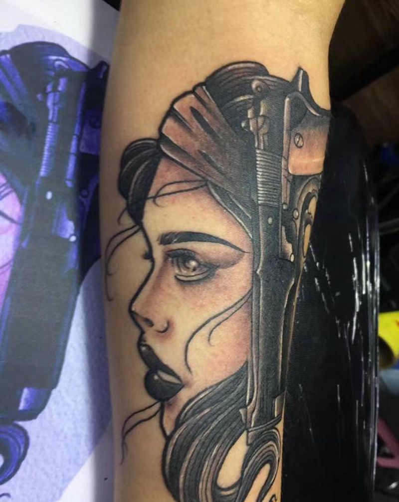 枪与女神纹身图片_手臂Old SchoolNew School纹身图案