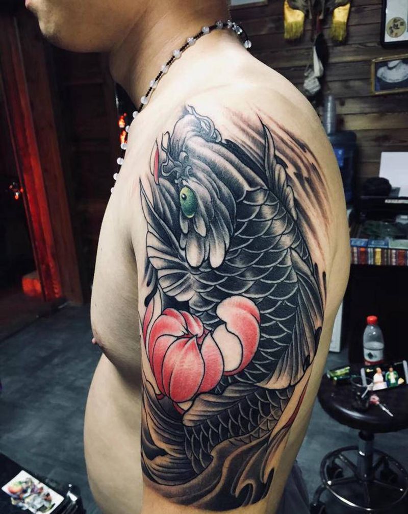 传统鲤鱼纹身图片_肩部手臂老传统新传统纹身图案