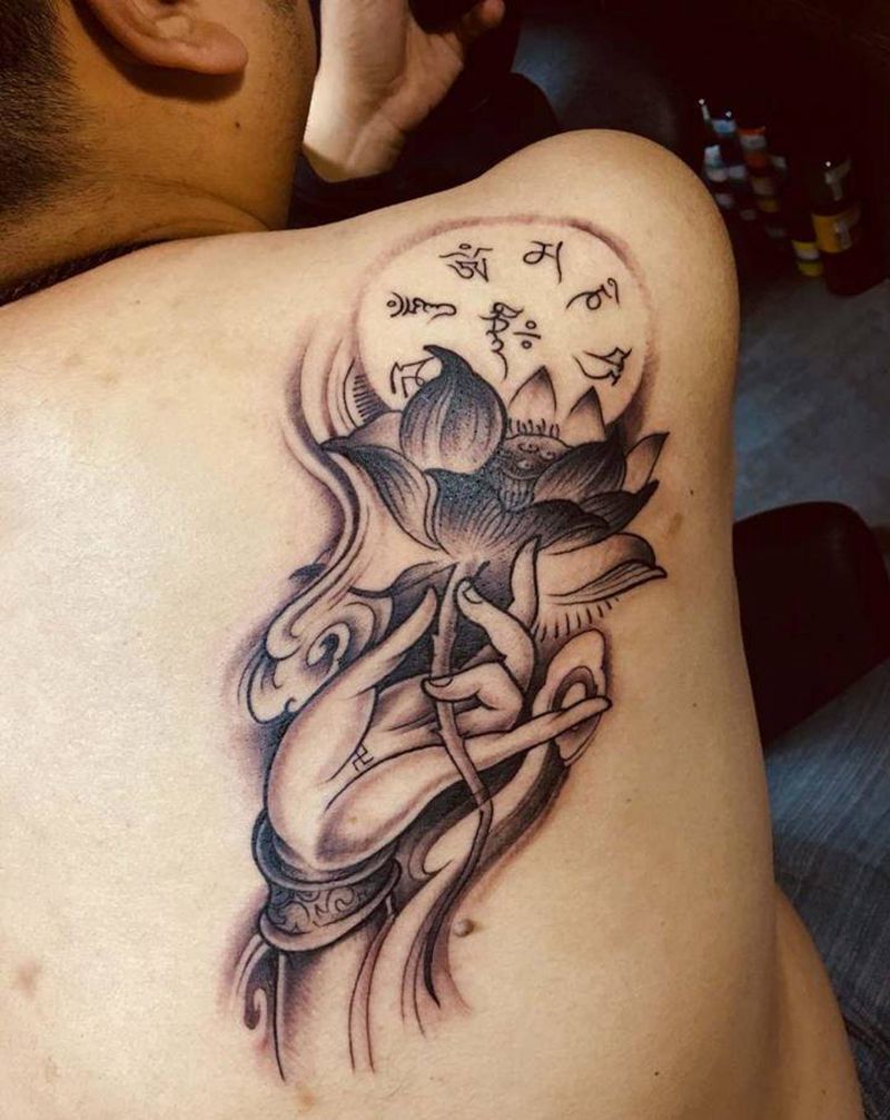 手捧莲花纹身图片_背部新传统老传统纹身图案