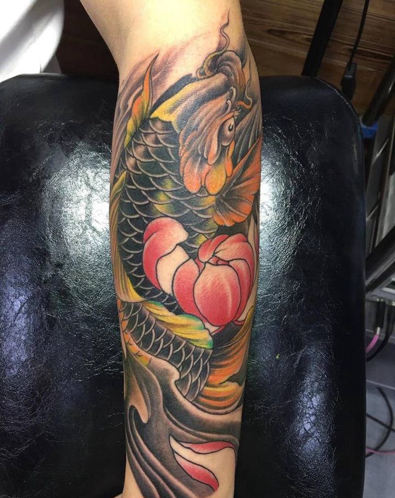 鲤鱼纹身图片_手臂老传统新传统纹身图案