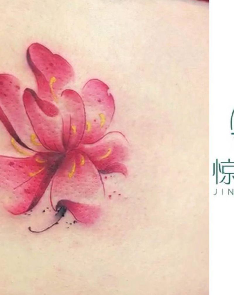 遮盖荷花纹身图片_腰部纹身图案